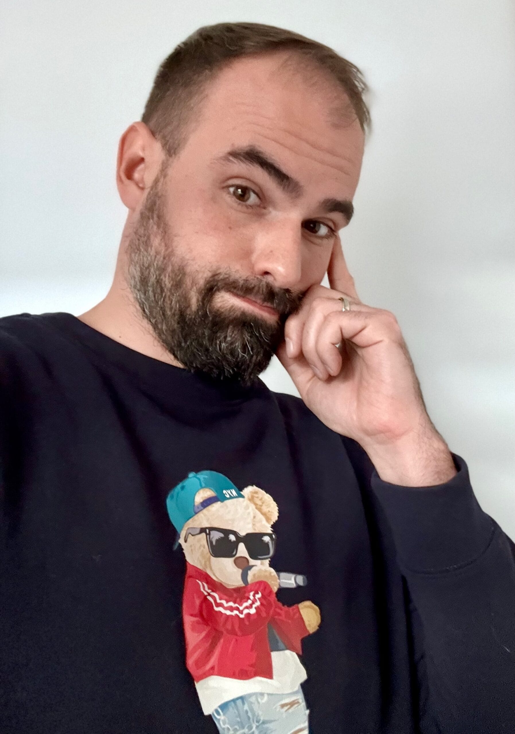 Kto prowadzi konferencję?